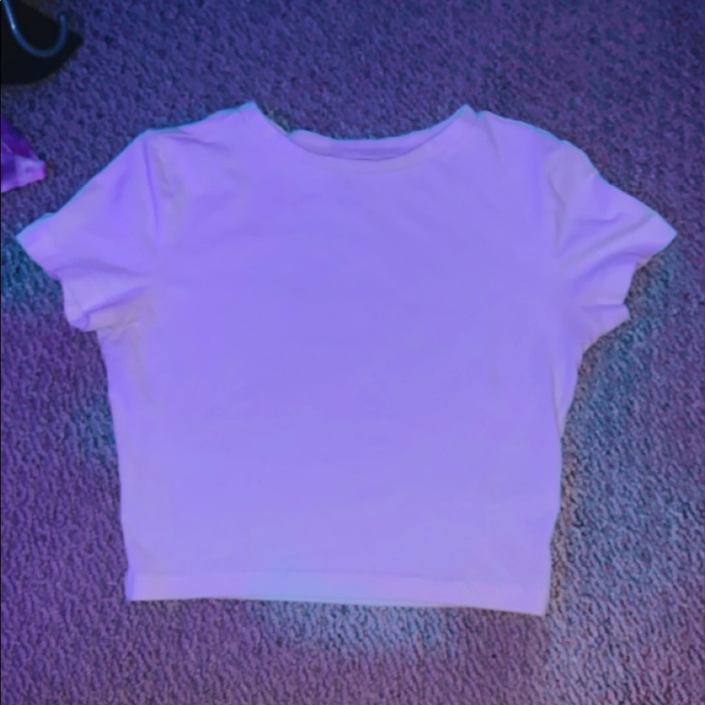 SUPER CUTE WHITE TEE!!